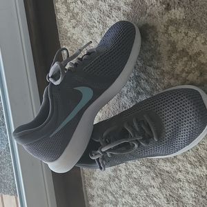 Nike women's 8.5 althletic shoes